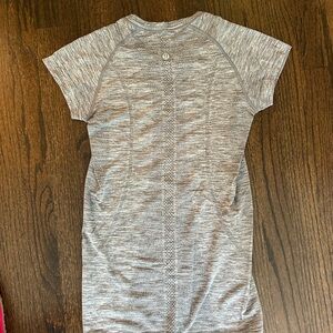 Lululemon shirt size 2